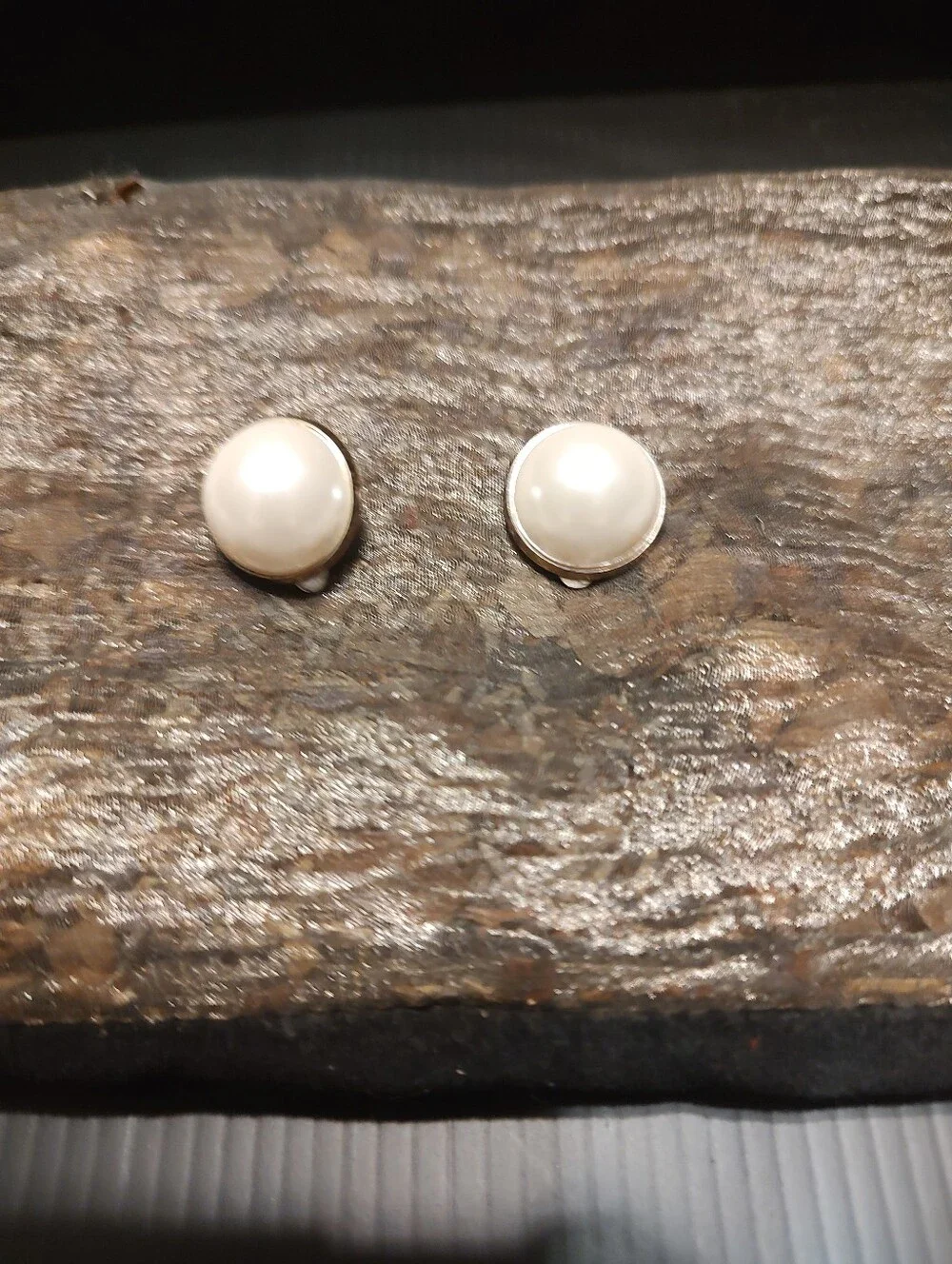 🍒🤍🍒 Timeless Retro Style Cream Ivory Domed Faux Pearl & Gold Earrings